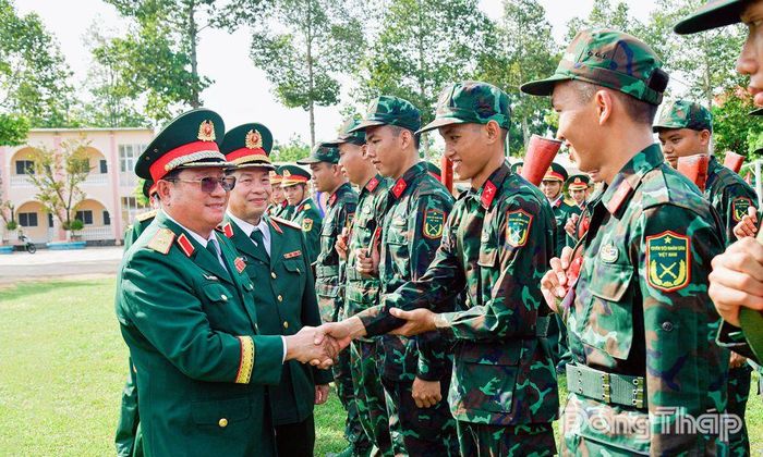Thiếu tướng Nguyễn Văn Tiền, Phó Tư lệnh Quân khu 9 động viên chiến sĩ mới.