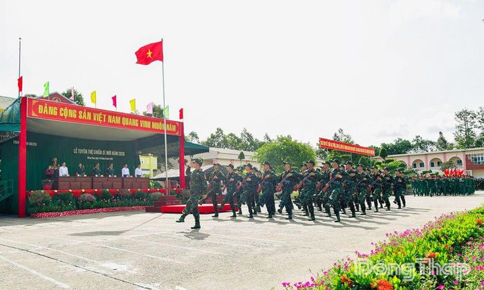 Chiến sĩ mới duyệt đội ngũ tại buổi lễ.
