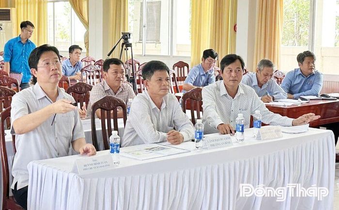 Phó Chủ tịch UBND tỉnh Đồng Tháp Huỳnh Minh Tuấn (bìa trái) xem xét, đánh giá và chỉ đạo triển khai Dự án Bệnh viện Hồng Ngự.