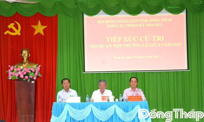 Các đại biểu HĐND tỉnh lắng nghe ý kiến cử tri tại buổi tiếp xúc