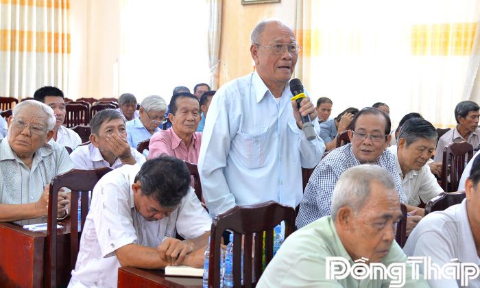Cử tri phản ánh, kiến nghị tại buổi tiếp xúc.