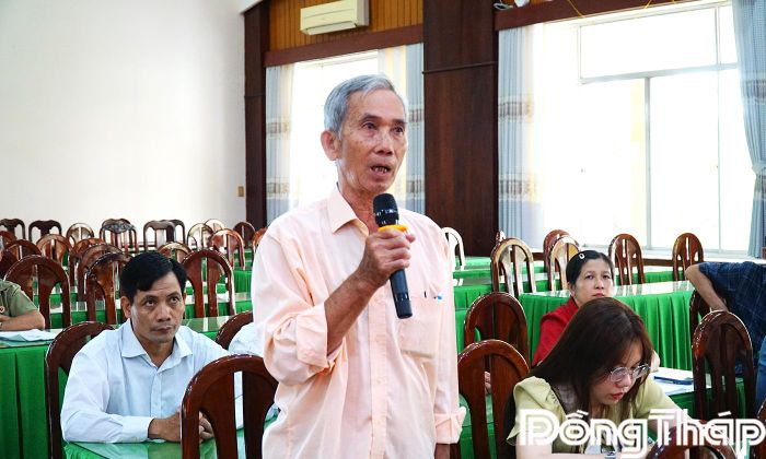 Cử tri xã Cái Bè phát biểu ý kiến tại buổi tiếp xúc