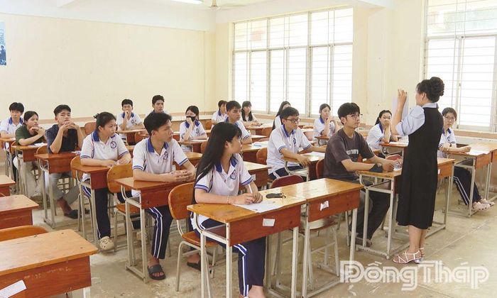 Các thí sinh tại Điểm thi Trường THPT Trần Hưng Đạo, được cán bộ xem thi phổ biến quy chế thi.