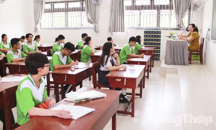 Các thí sinh tại Điểm thi Trường THPT Cao Lãnh được cán bộ xem thi phổ biến quy chế thi.