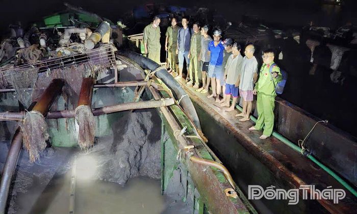 Các đối tượng và phương tiện bị tạm giữ. Ảnh: Long Giang