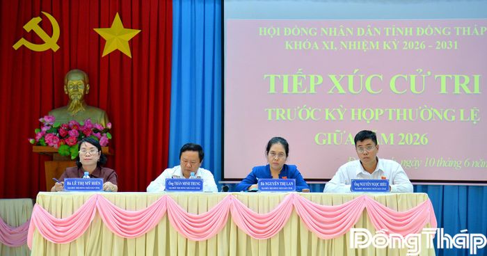 Đại biểu HĐND tỉnh lắng nghe, ghi nhận ý kiến cử tri tại buổi tiếp xúc cử tri phường Đạo Thạnh