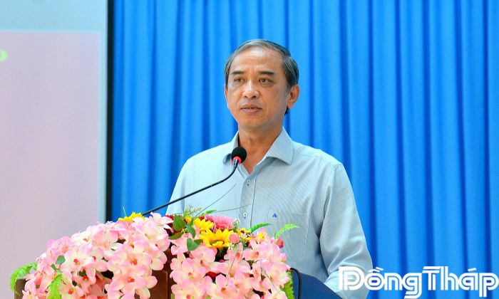 Chủ tịch UBND phường Đạo Thạnh Nguyễn Hữu Đức phát biểu tại buổi tiếp xúc cử tri.