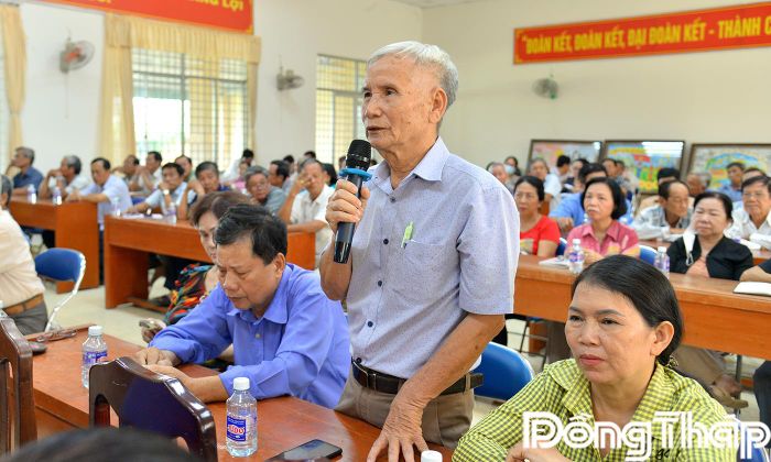 Cử tri phường Đạo Thạnh phát biểu ý kiến tại buổi tiếp xúc