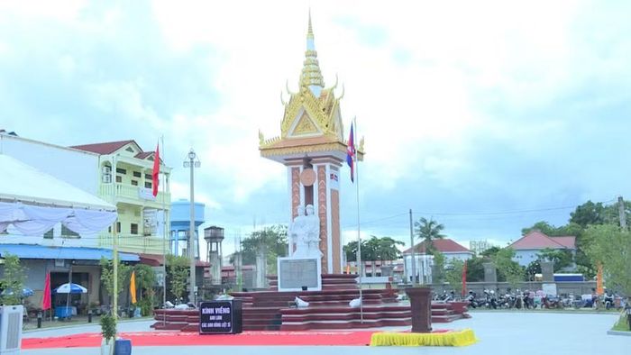 Tượng đài Hữu nghị Việt Nam - Campuchia tại tỉnh Stung Treng được tôn tạo, nâng cấp khang trang. Ảnh: Đoàn Bình 