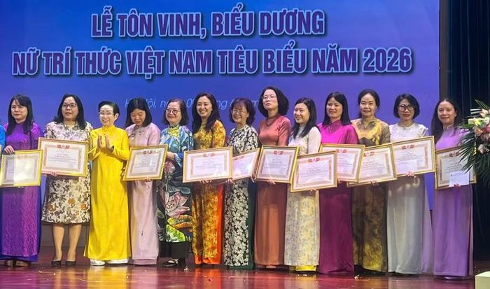  ThS Võ Cao Thị Mộng Hoài-Phó Giám đốc Sở Khoa học và Công nghệ tỉnh Gia Lai (bên phải) và Thầy thuốc Ưu tú, TS Nguyễn Thị Như Tú-Chủ tịch Hội Điều dưỡng tỉnh Gia Lai (thứ 2 bên phải) nhận Bằng khen. Ảnh: NVCC 
