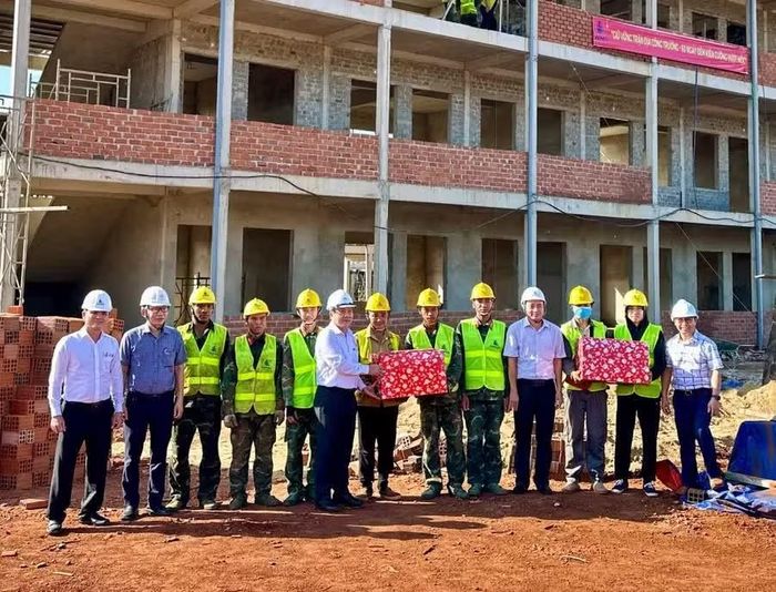 Các đại biểu kiểm tra thực tế, động viên lực lượng công nhân đang thi công công trình tại xã Ia Dom. Ảnh: Hà Duy