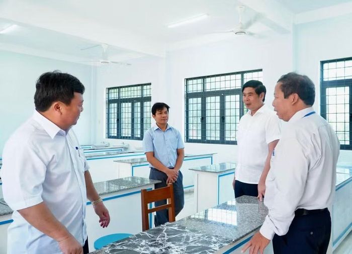  Ban Chỉ đạo kỳ thi tốt nghiệp THPT năm 2026 của tỉnh Gia Lai kiểm tra công tác chuẩn bị kỳ thi tại Trường Phổ thông Dân tộc nội trú THCS và THPT An Lão (xã An Lão). Ảnh: T.D 