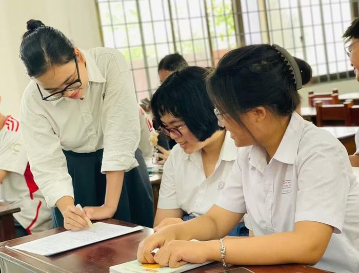  Nhận thức rõ đề thi là tài liệu bí mật Nhà nước độ “tối mật”, học sinh Trường THPT chuyên Lê Quý Đôn (phường Quy Nhơn) nêu quyết tâm “nói không với gian lận trong thi cử". Ảnh: T.D 
