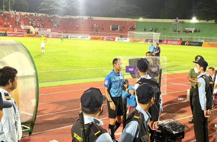 Các trận đấu thuộc Vòng chung kết Giải bóng đá hạng Nhì quốc gia 2026 trên sân Quy Nhơn sẽ được áp dụng công nghệ VAR. Ảnh: H.V