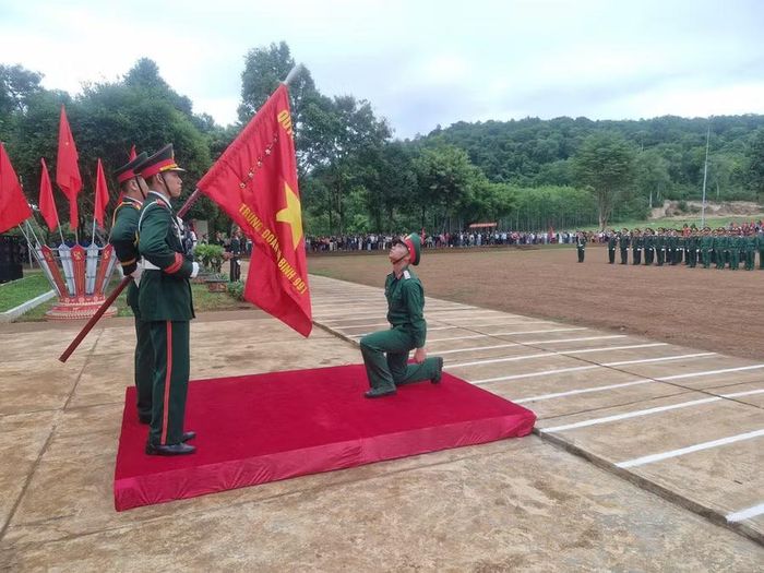 Chiến sĩ mới tuyên thệ và hôn Quân kỳ. Ảnh: Vĩnh Hoàng