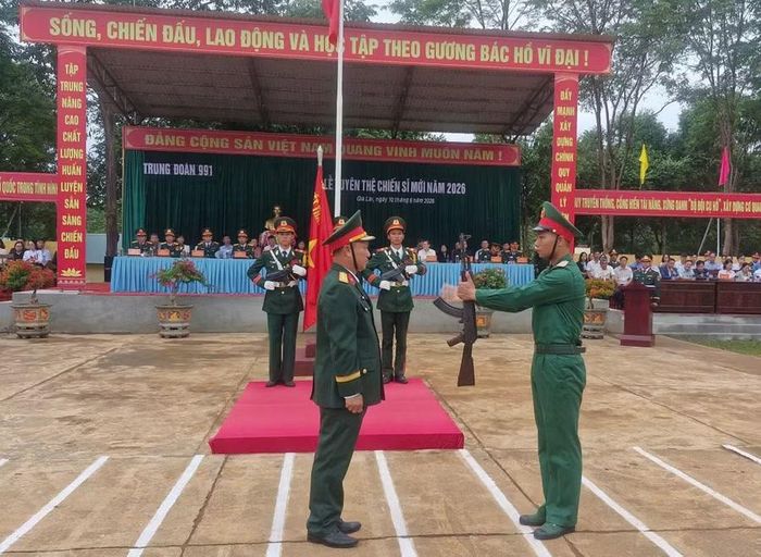 Thực hiện nghi thức trao súng, đánh dấu bước trưởng thành của tân binh. Ảnh: Vĩnh Hoàng