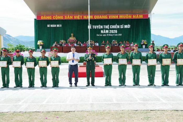  Sư đoàn 31 tuyên dương, khen thưởng các CSM có thành tích xuất sắc trong khóa huấn luyện. Ảnh: N.Tùng 