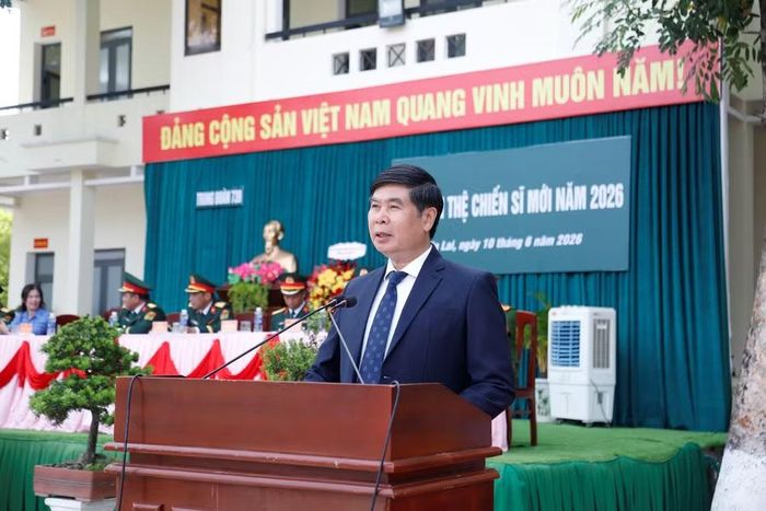  Phó Chủ tịch UBND tỉnh Lâm Hải Giang biểu dương những thành tích, kết quả mà cán bộ, chiến sĩ Trung đoàn 739 trong huấn luyện CSM. Ảnh: H.P 