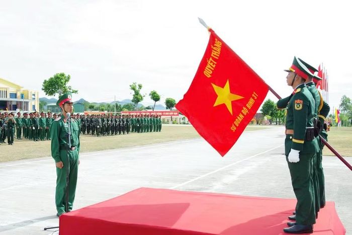  CSM ở Sư đoàn 31 tuyên thệ dưới Quân kỳ Quyết thắng. Ảnh: N.Tùng 