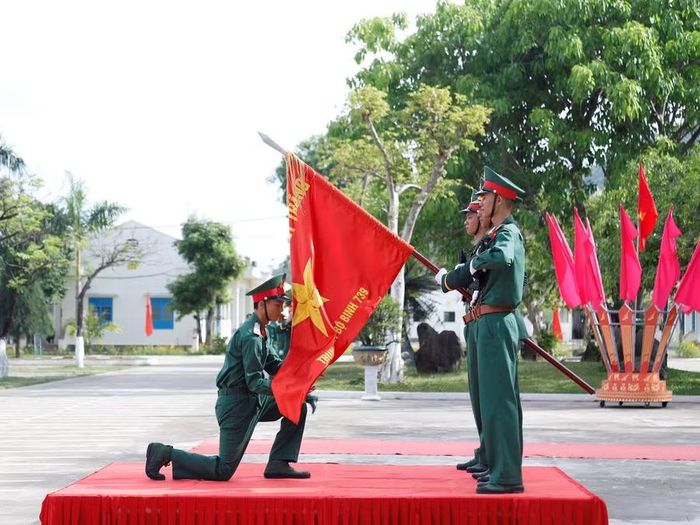  CSM ở Trung đoàn 739 thực hiện nghi thức tuyên thệ dưới Quân kỳ Quyết thắng. Ảnh: H.P 
