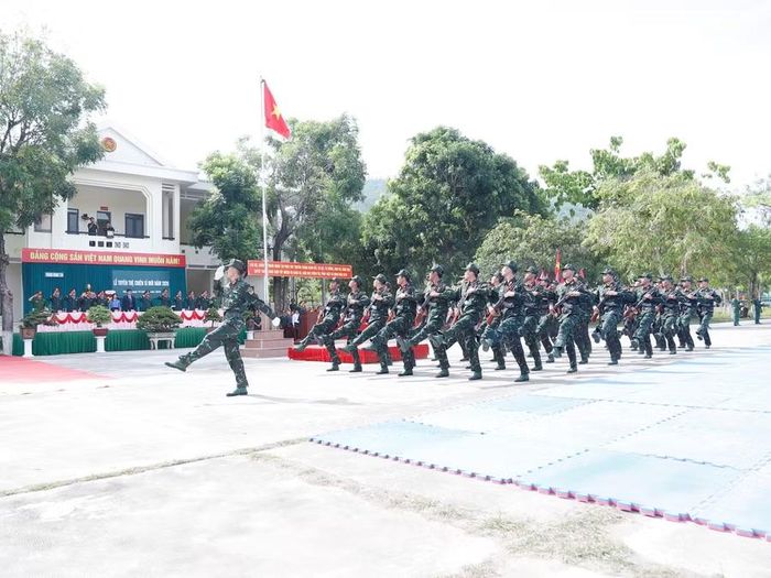  Cán bộ, chiến sĩ Trung đoàn 739 tham gia duyệt đội ngũ tại lễ tuyên thệ CSM. Ảnh: H.P 