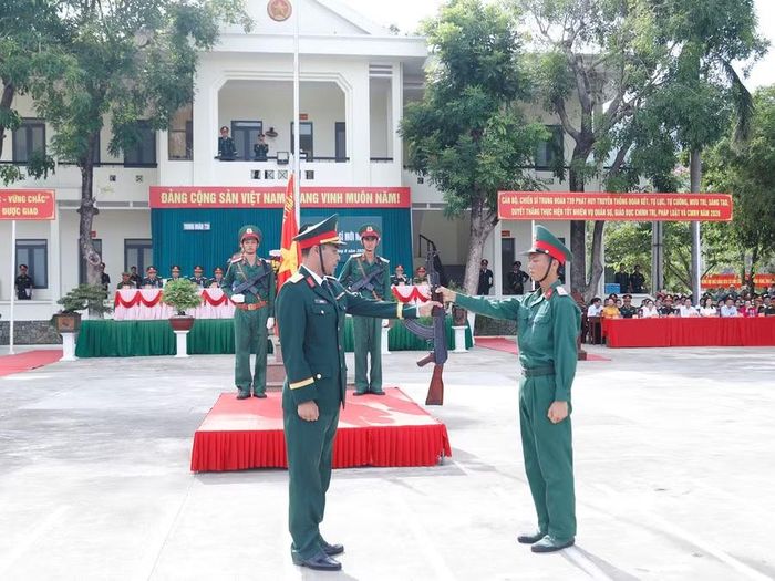  Thực hiện nghi thức trao súng cho CSM tại lễ tuyên thệ. Ảnh: H.P 