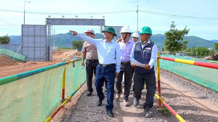 Phó Chủ tịch UBND tỉnh Nguyễn Tự Công Hoàng (hàng đầu, bên trái) kiểm tra thực tế các hạng mục đang xây dựng tại Dự án Nhà máy Mascot Việt Nam Gia Lai. Ảnh: Dũng Nhân