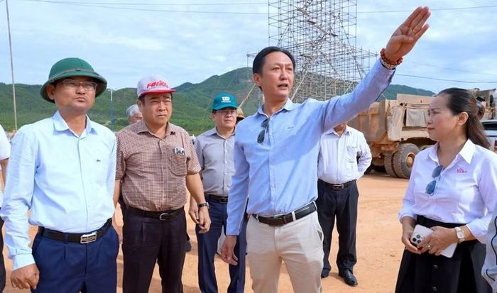 Phó Chủ tịch UBND tỉnh Nguyễn Tự Công Hoàng (bìa trái) kiểm tra tiến độ triển khai Dự án Nhà máy sản xuất cà phê CFE. Ảnh: Dũng Nhân