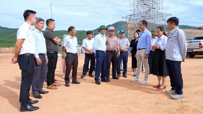 Phó Chủ tịch UBND tỉnh Nguyễn Tự Công Hoàng yêu cầu các sở, ngành liên quan kịp thời tháo gỡ khó khăn, vướng mắc để các dự án sớm hoàn thành và đi vào hoạt động. Ảnh: Dũng Nhân