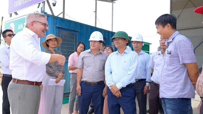 Phó Chủ tịch UBND tỉnh Nguyễn Tự Công Hoàng (hàng đầu, thứ 2 từ phải sang) nghe chủ đầu tư báo cáo tiến độ Dự án Kurz Việt Nam giai đoạn 2. Ảnh: Dũng Nhân
