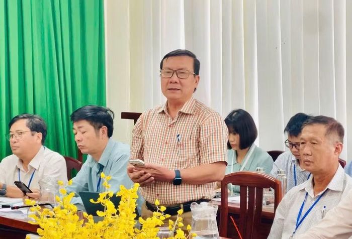 Giám đốc Sở GD&ĐT tỉnh Gia Lai Phạm Văn Nam báo cáo với đoàn về công tác chuẩn bị cho kỳ thi tốt nghiệp THPT năm 2026 của tỉnh. Ảnh: T.D