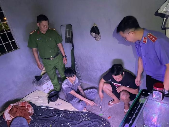 Hiện trường Sang và Khoa sử dụng ma túy.