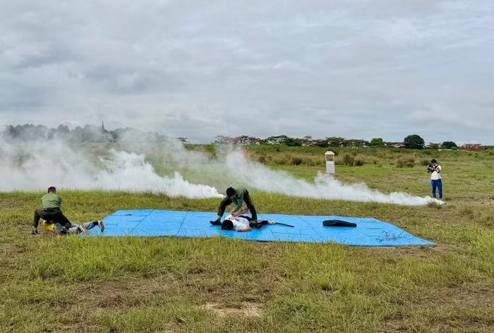  Tình huống cán bộ Đội An ninh hàng không Pleiku khống chế đối tượng xâm nhập khu bay. Ảnh: ĐVCC 