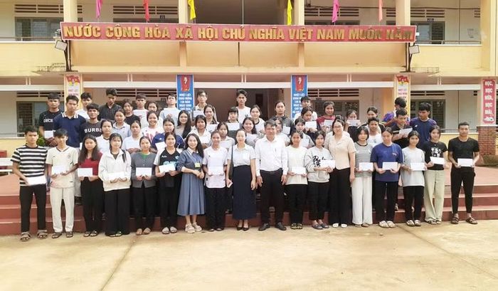  Lãnh đạo xã Chư Sê trao quà “Tiếp sức mùa thi” cho các em học sinh dân tộc thiểu số, học sinh hoàn cảnh khó khăn tại điểm thi số 69, Trường THPT Trường Chinh. Ảnh: Hoàng Viên 