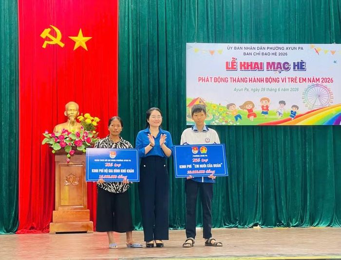 Bí thư Đoàn phường Nguyễn Thị Như trao kinh phí hỗ trợ cho gia đình chị Nay H’Net và em Lê Ngô Nhật Long. Ảnh: Vũ Chi