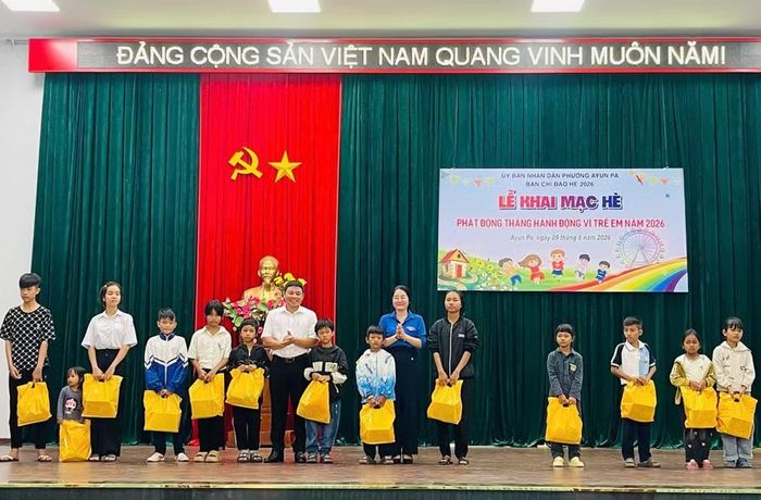 Ban tổ chức tặng quà cho các em học sinh có hoàn cảnh khó khăn trên địa bàn phường. Ảnh: Vũ Chi