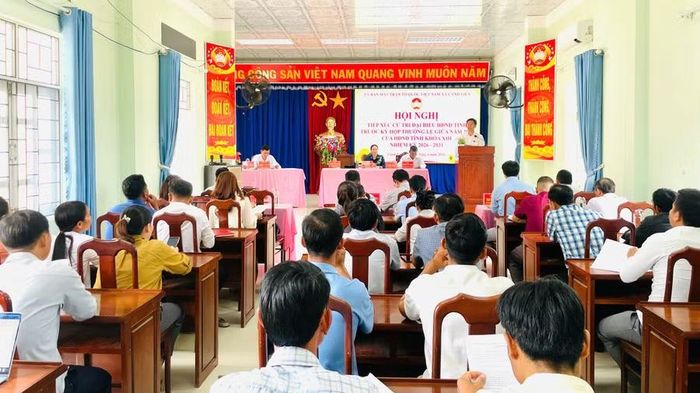  Quang cảnh buổi tiếp xúc cử tri tại xã Canh Liên. Ảnh: Phi Long 