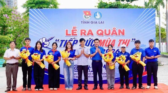 Tặng hoa cho đại diện 7 đội hình “Tiếp sức mùa thi” cấp tỉnh tại lễ ra quân. Ảnh: D.L