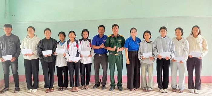 Đoàn xã Ia Tul phối hợp cùng Ban Chỉ huy Quân sự xã Ia Tul tặng 10 suất quà (300 nghìn đồng/suất) cho các học sinh mồ côi, hoàn cảnh đặc biệt khó khăn vào chiều 9-6. Ảnh: ĐVCC