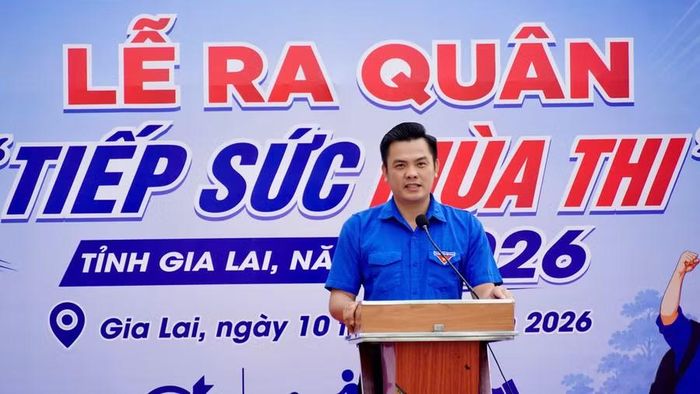Anh Phạm Hồng Hiệp - Phó Chủ tịch Ủy ban MTTQ Việt Nam tỉnh, Bí thư Tỉnh đoàn phát biểu tại lễ ra quân “Tiếp sức mùa thi” cấp tỉnh. Ảnh: D.L