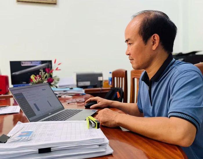 Trường THCS Lương Thế Vinh (phường Quy Nhơn) đẩy mạnh ứng dụng công nghệ thông tin trong tiếp nhận hồ sơ trực tuyến, cập nhật dữ liệu học sinh trên nền tảng số. Ảnh: T.D
