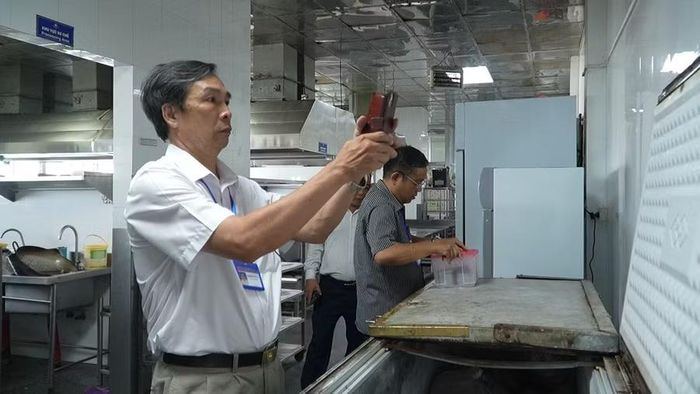  Ngành Y tế tăng cường giám sát, hướng dẫn và kiểm tra việc thực hiện các quy định về an toàn thực phẩm. Ảnh: Nhật Trường 