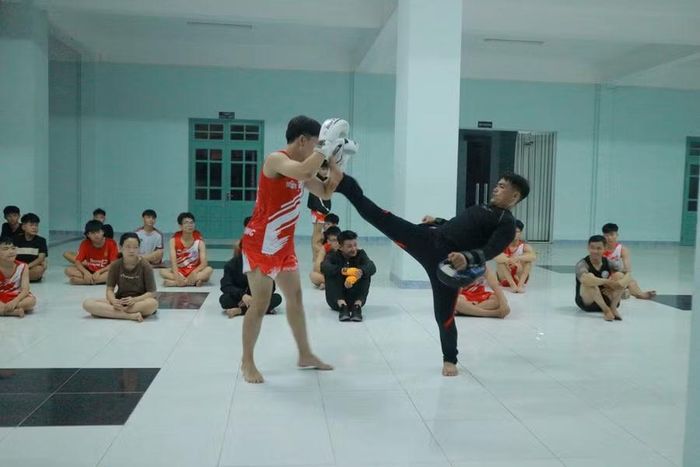  HLV Nguyễn Lê Tín hướng dẫn kỹ thuật đá cao cho võ sĩ trước thềm giải đấu. Ảnh: H.V 