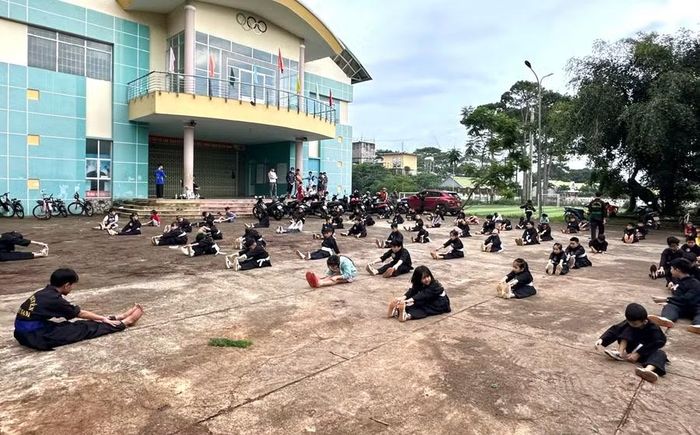  Các võ sĩ CLB Hoa Sen (xã Mang Yang) rèn luyện thể lực. Ảnh: ĐVCC 