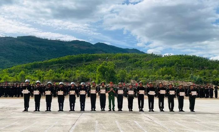  Trao giấy chứng nhận hoàn thành khóa huấn luyện cho chiến sĩ công an mới. Ảnh: An Khang 