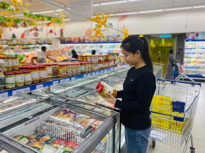 Các loại nông sản của tỉnh chế biến bán tại siêu thị Co.opmart Quy Nhơn. Ảnh: H.Y