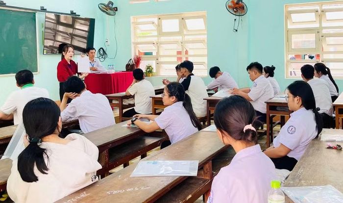 Thí sinh được cán bộ coi thi phổ biến quy chế và lịch thi. Ảnh: Trần Dung