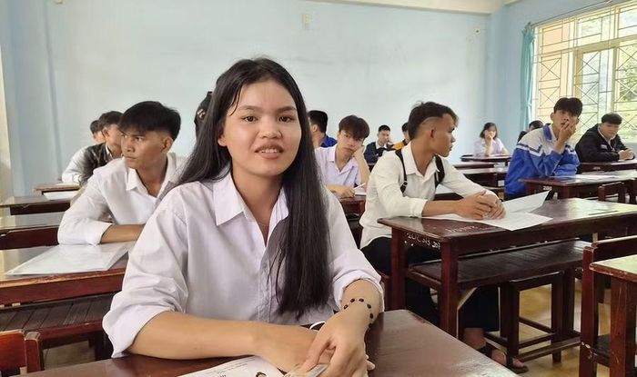 Thí sinh làm thủ tục dự thi tại điểm thi Trường THPT chuyên Hùng Vương (phường Diên Hồng). Ảnh: Ngọc Sang