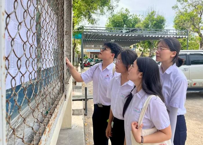 Thí sinh kiểm tra thông tin dự thi tại điểm thi Trường THPT Trưng Vương (phường Quy Nhơn). Ảnh: Huỳnh Vỹ