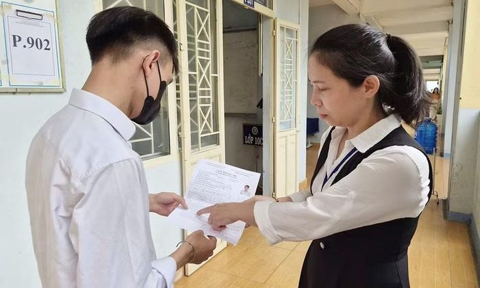 Giám thị hướng dẫn thí sinh quy chế thi tại điểm thi Trường THPT chuyên Hùng Vương (phường Diên Hồng). Ảnh: Ngọc Sang